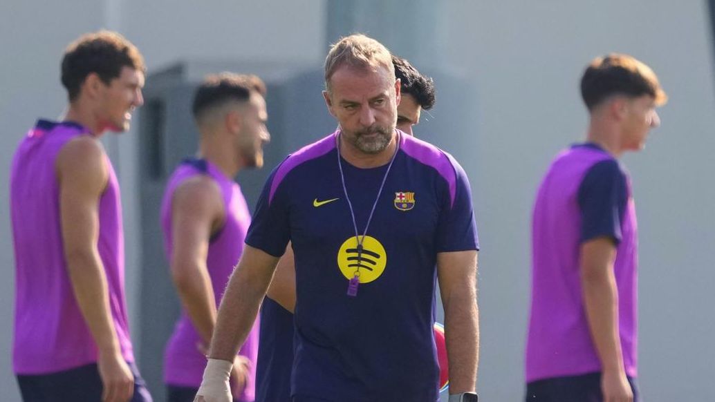 Hansi Flick dirige el entrenamiento del Barça antes del partido contra el Mallorca