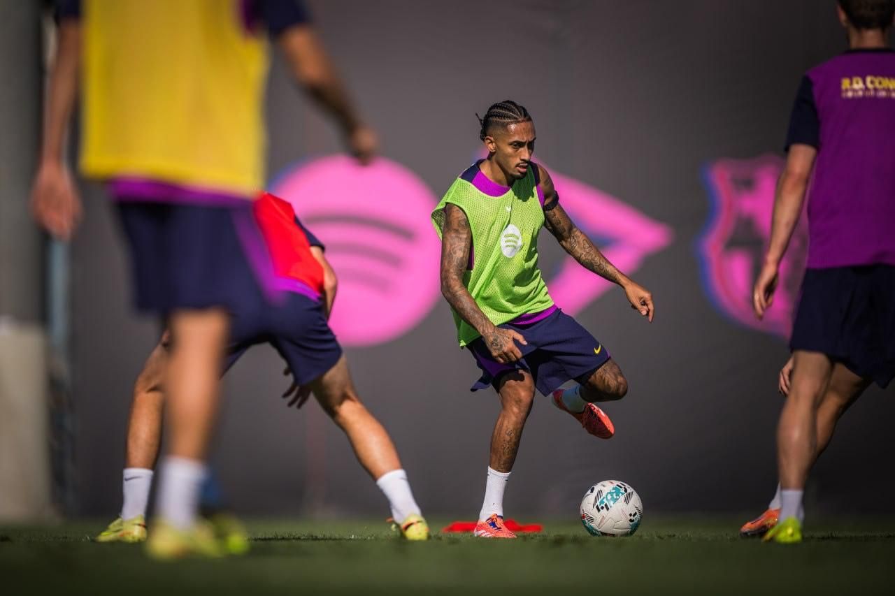 Raphinha vuelve a entrenarse con el Barça tras la lesión