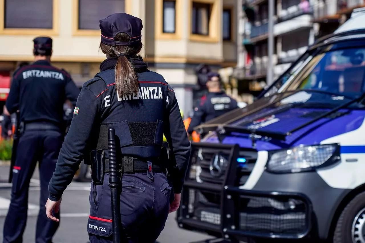 Agentes de la Ertzaintza durante una intervención.