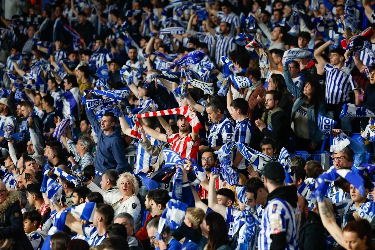 Los aficionados de la Real Sociedad y el Athletic Club, durante el encuentro de vuelta en Donostia.