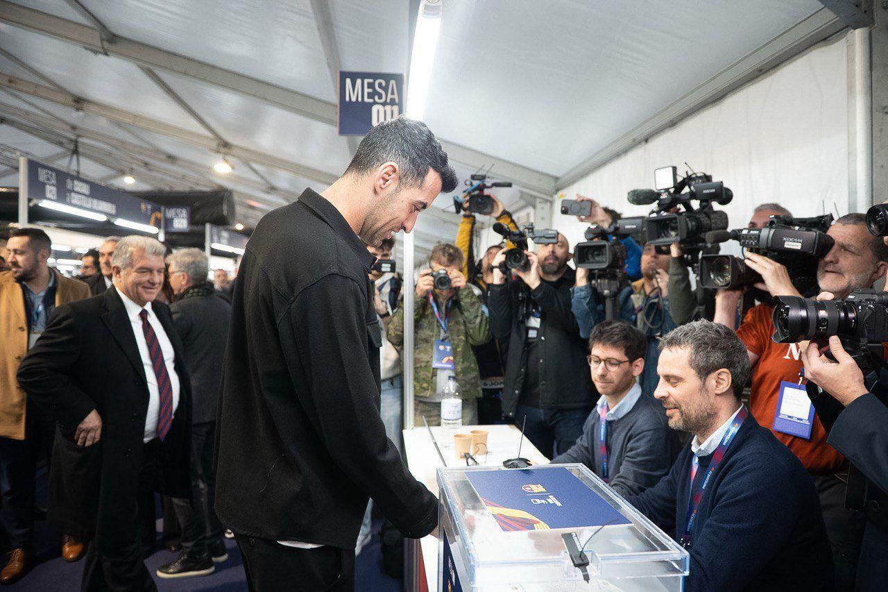 Sergio Busquets vota por Joan Laporta en las elecciones de 2026
