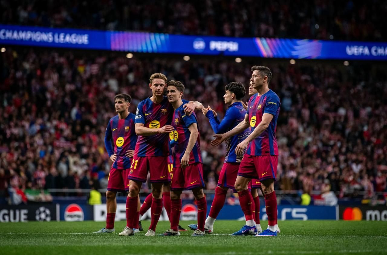 Frenkie de Jong consuela a Gavi tras la eliminación del Barça de la Champions League