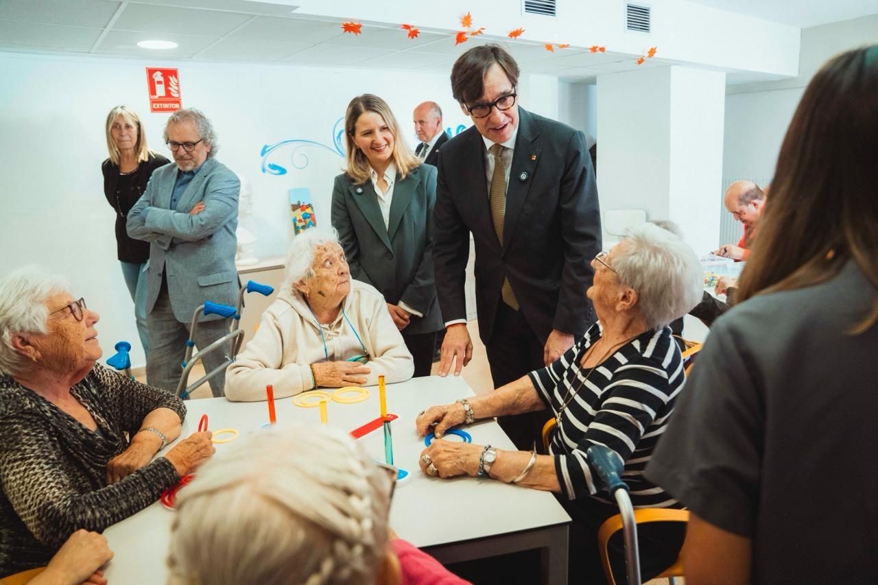 Visita del presidente de la Generalitat, Salvador Illa, y la consejera de Derechos Sociales e Inclusión, Mònica Martínez Bravo, a una residencia de personas mayores