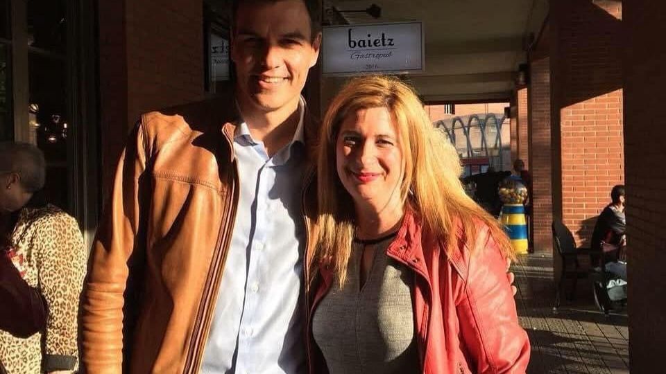 Pedro Sánchez y Leire Díez en Basauri.