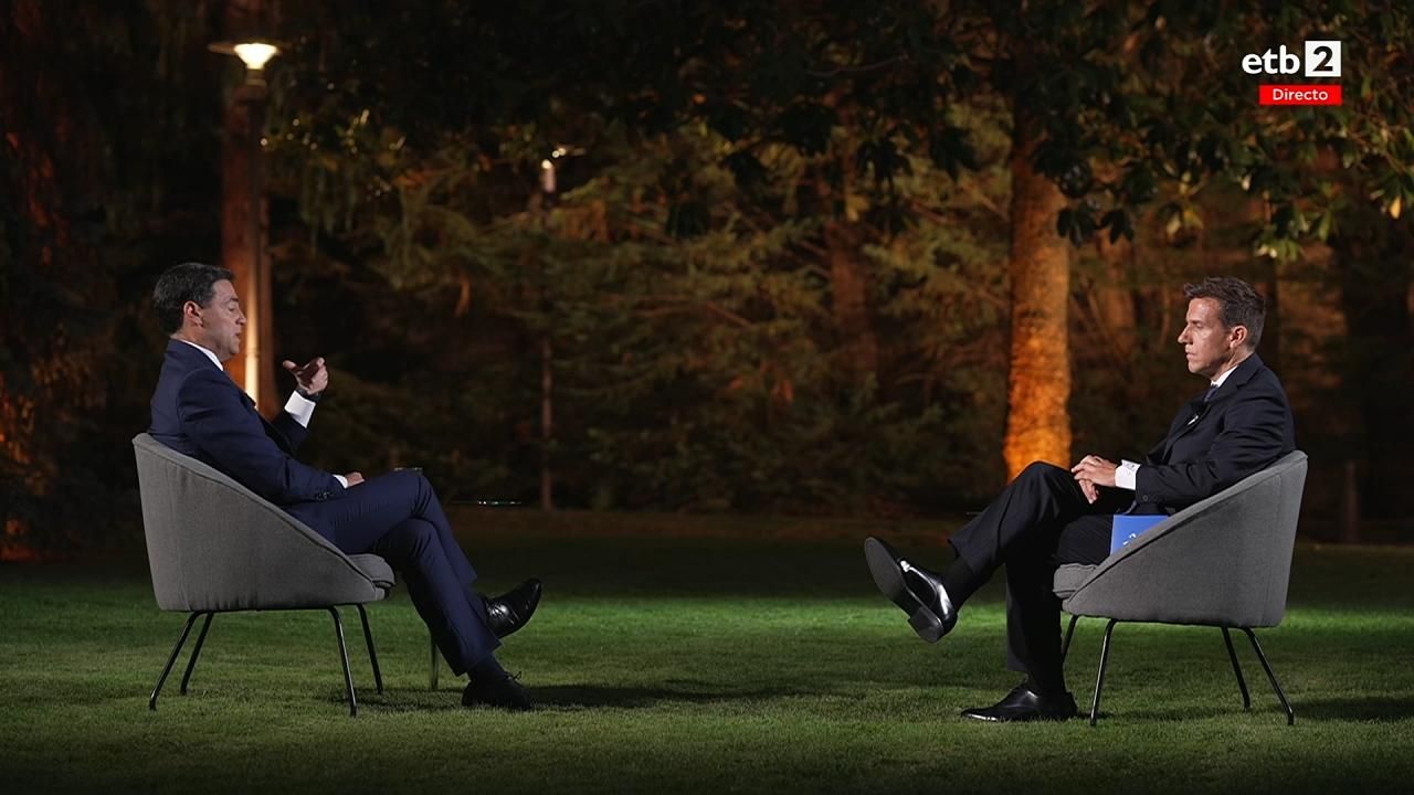 El lehendakari y el periodista de EITB durante la entrevista.