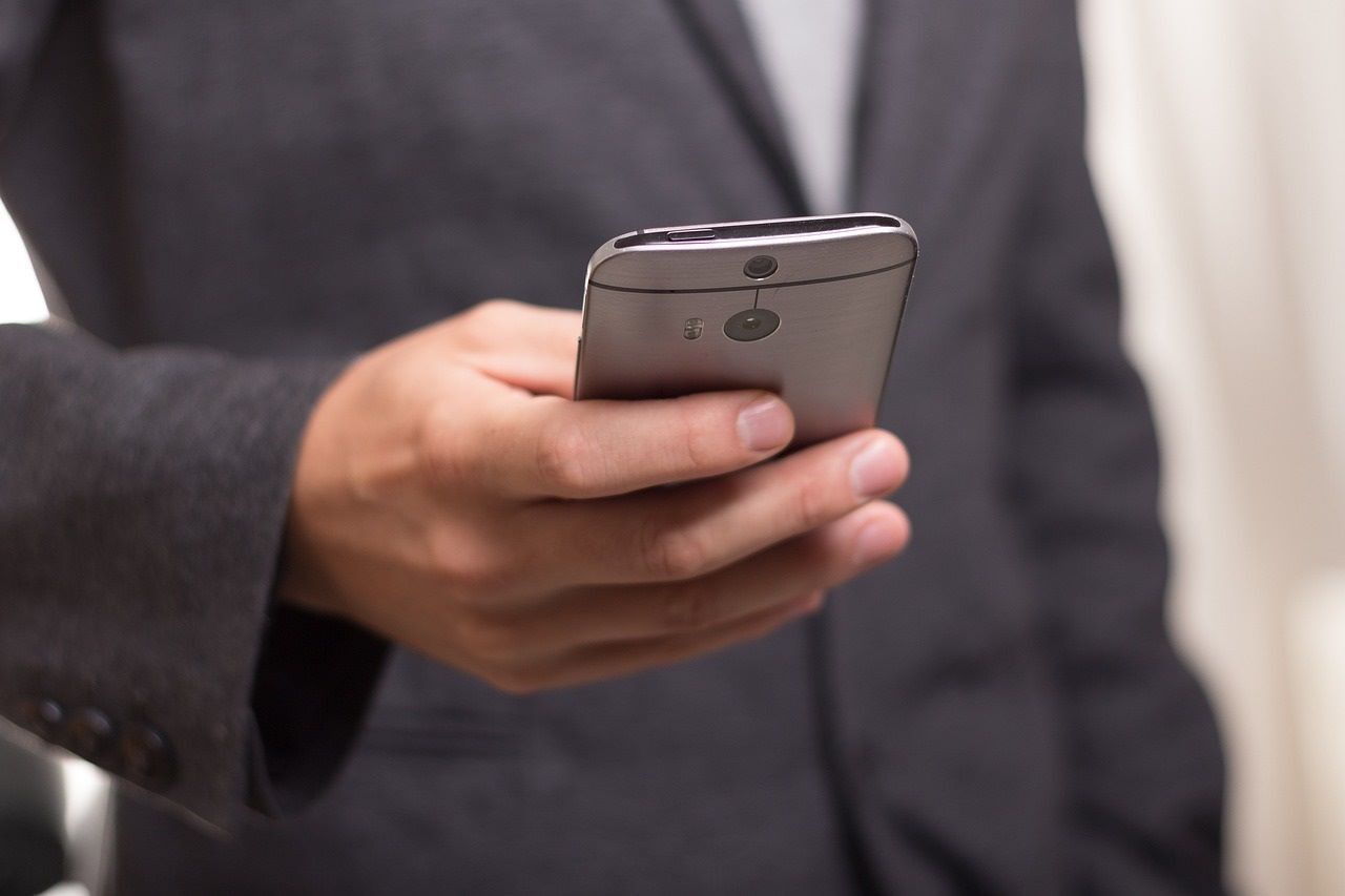 Un home utilitza el seu dispositiu mòbil