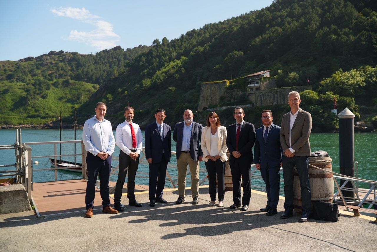 Pie de foto de izquierda a derecha: Santiago Bardal, CEO Balenciaga Shipvard; Joseba Hierro, directo de generadores y motores de Ingeteam; Iñaki Arbulu, CEO Grupo Arbulu; Ignacio Pantojo, jefe de equipo eólico marina flotante Iberdrola; Sarai Blanc, directora del Foro Marítimo Vasco; Alberto Ruiz, director general de programas industriales del Gobierno de España; Darío Bazargan, Comisión Europea; y, Garikoitz Telleria, CEO Lasai Solar Electric Boats.