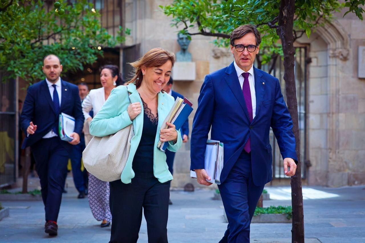 El presidente de la Generalitat, Salvador Illa, con la consellera de Territorio y portavoz del Govern, Sílvia Paneque