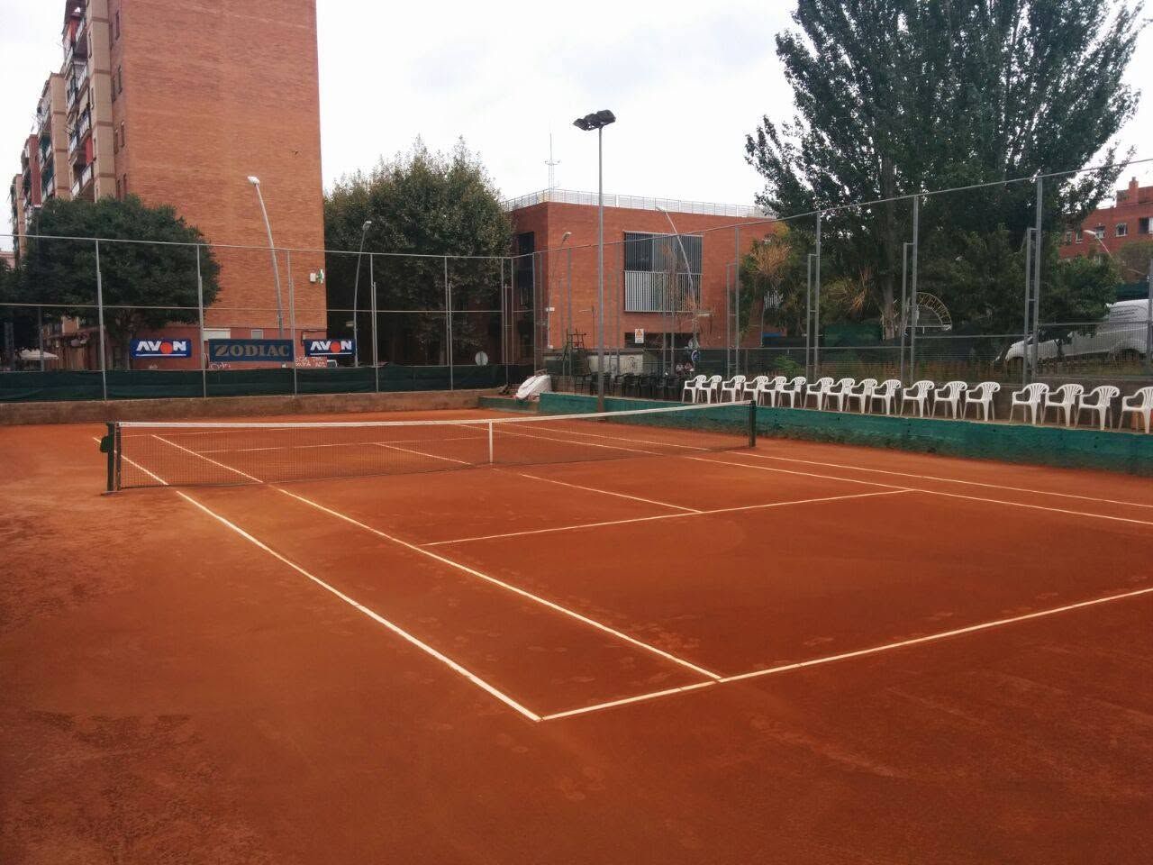 Una de les pistes de terra batuda del Club de Tennis de Sant Adrià