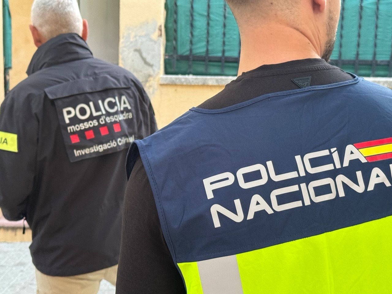 Dos investigadors dels Mossos d'Esquadra i la Policia Nacional durant el desenvolupament de l''operació Andròmeda'