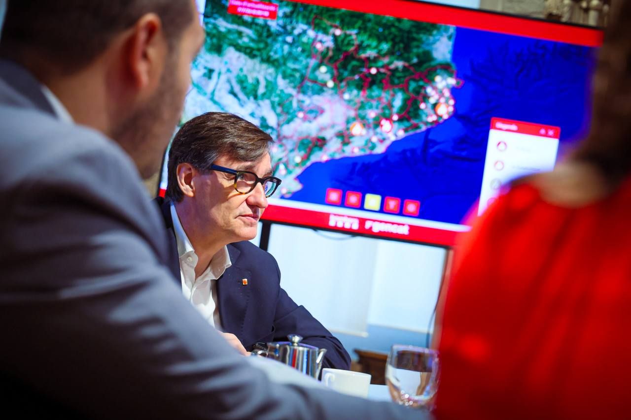 El presidente de la Generalitat, Salvador Illa, en una reunión de seguimiento de los incendios en Cataluña