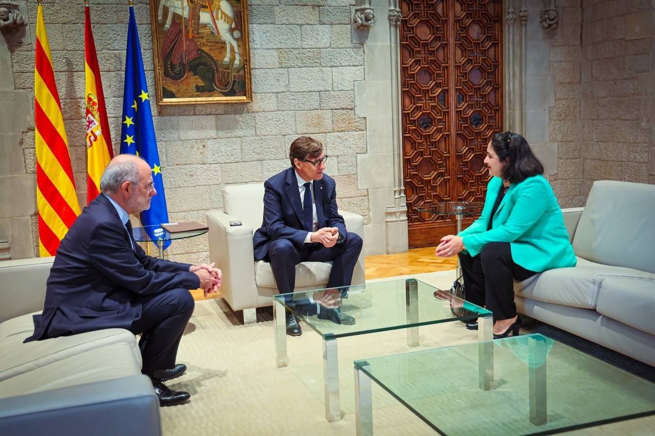 Salvador Illa, presidente de la Generalitat, y Jaume Duch, 'conseller' de Unión Europea y Acción Exterior, conversan con la cónsul de Francia en Barcelona, Azar Agah-Ducrocq