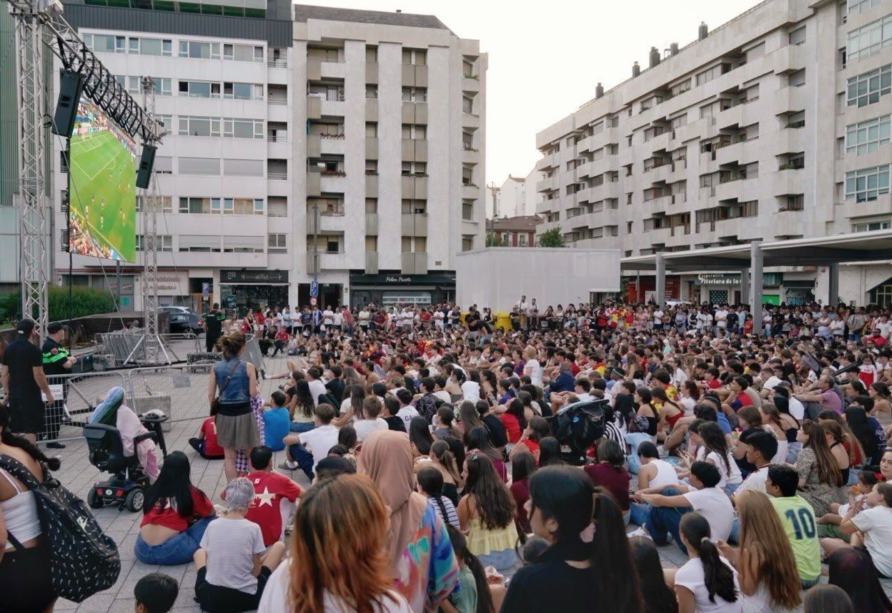 Jóvenes congregados en la Plaza de Santa Bárbara de Vitoria para la final del Mundial 2026