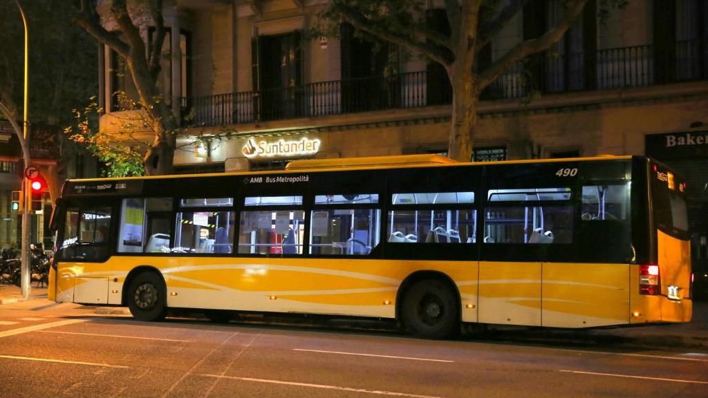 Un bus nocturno en una imagen de archivo