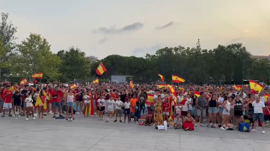 Centenares de aficionados apoyan a la Selección Española en Cambrils