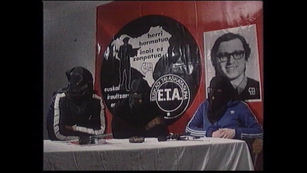 Tres miembros de ETA hablan con la imagen de Pertur detrás