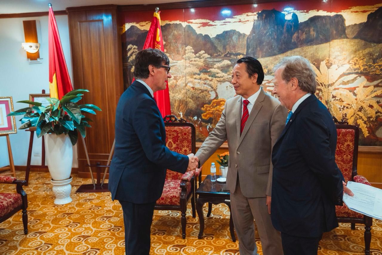 Salvador Illa y Josep Santacreu saludan a Ho Sy Hung, vicepresidente de la Vietnam Chamber of Commerce and Industry