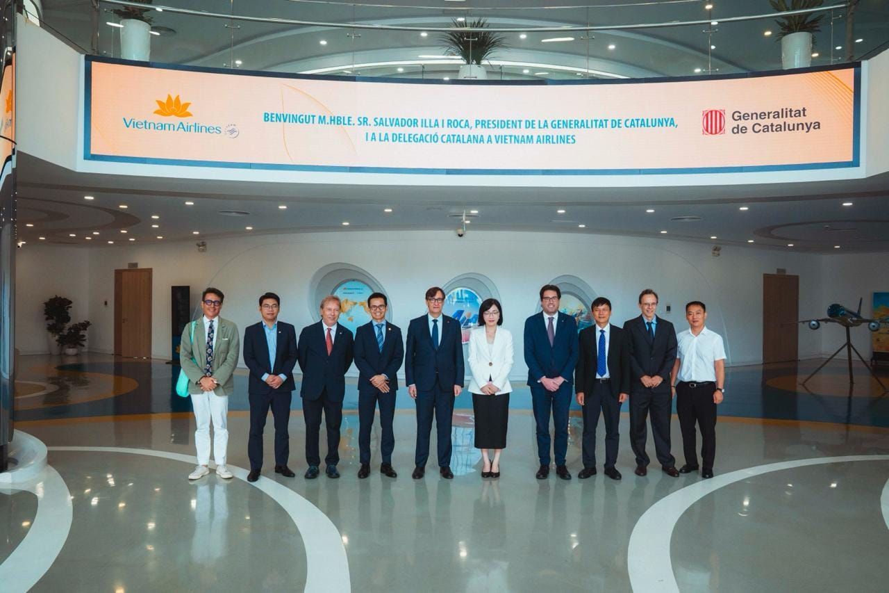 Reunión de la comitiva de la Generalitat encabezada por el presidente, Salvador Illa, con directivos de Vietnam Airlines, en Hanói