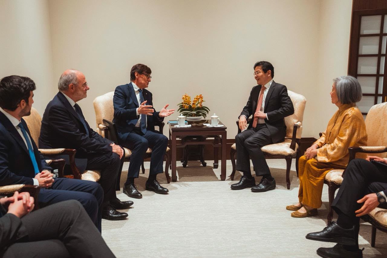 El presidente de la Generalitat, Salvador Illa, conversa con Laurence Wong, primer ministro de Singapur en la sede gubernamental del país asiático