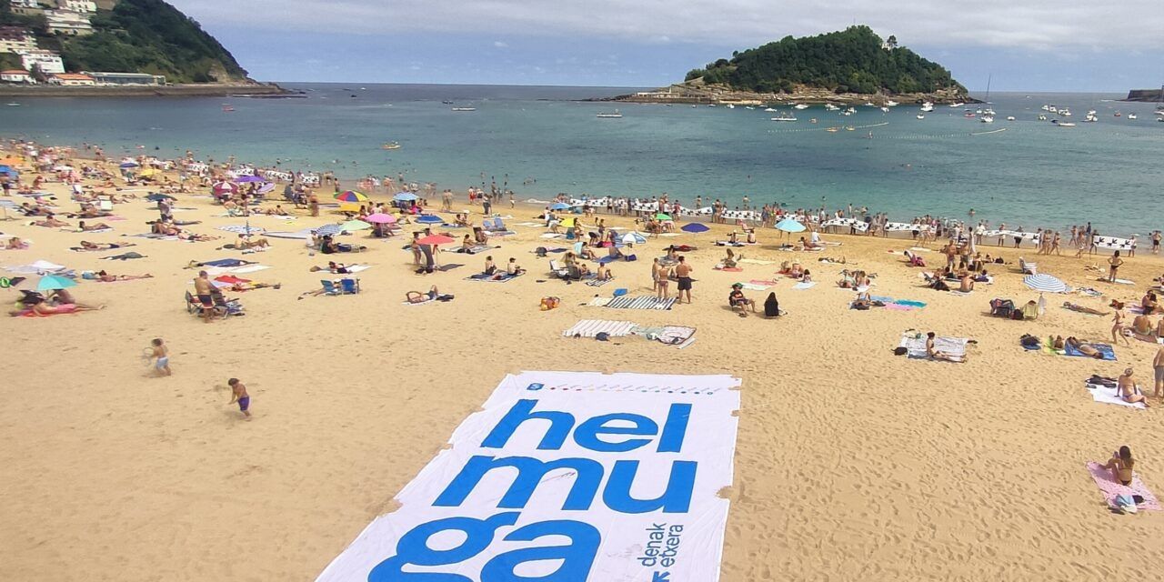 Sare y Etxerat se movilizan en once playas vascas por los presos de ETA