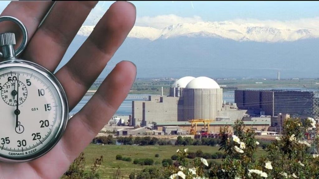 Fotomontaje de un cronómetro con el fondo de la central nuclear de Almaraz (Cáceres).