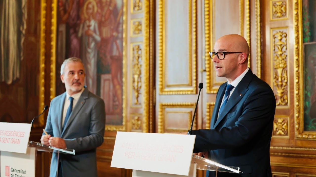 El 'conseller' de Derechos Sociales e Inclusión, Raúl Moreno, y el alcalde Jaume Collboni comparecen ante los medios en el Ayuntamiento de Barcelona