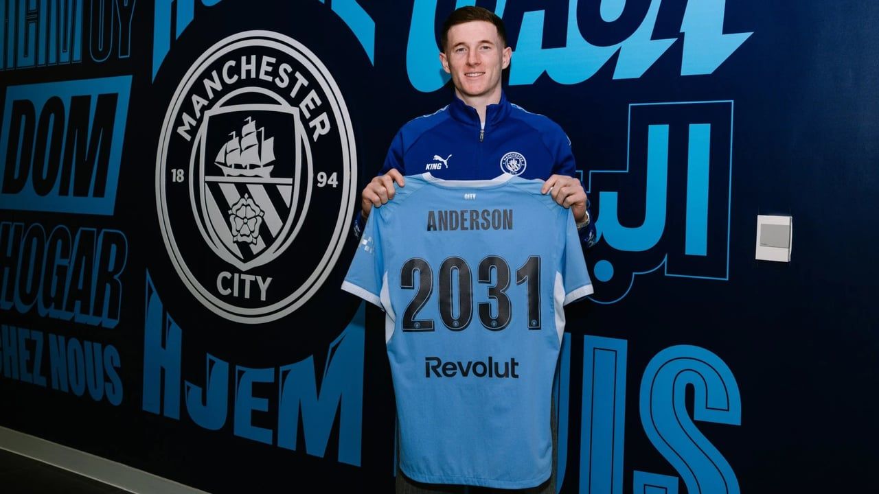 Elliot Anderson, presentat amb el Manchester City
