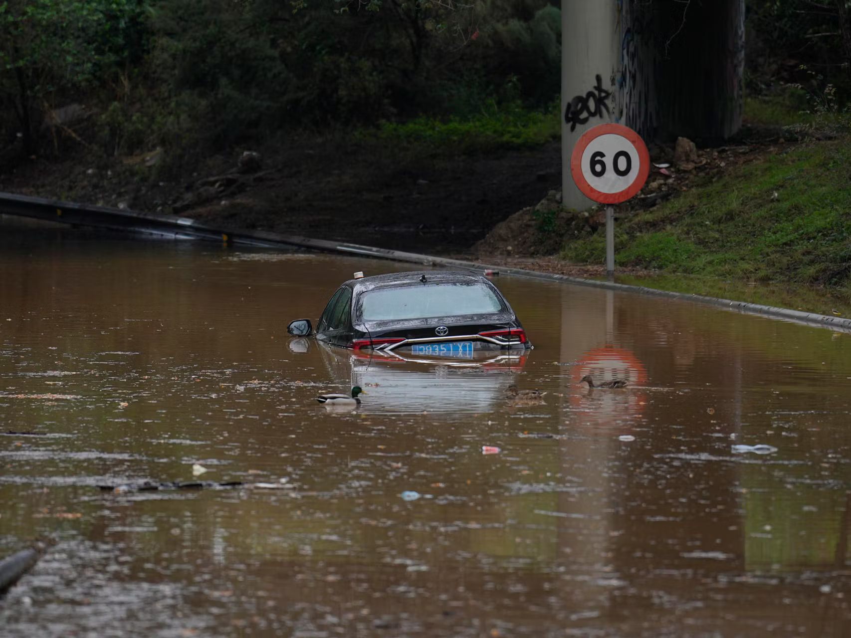 Un vehículo anegado en los accesos a la ronda Litoral junto al Besòs