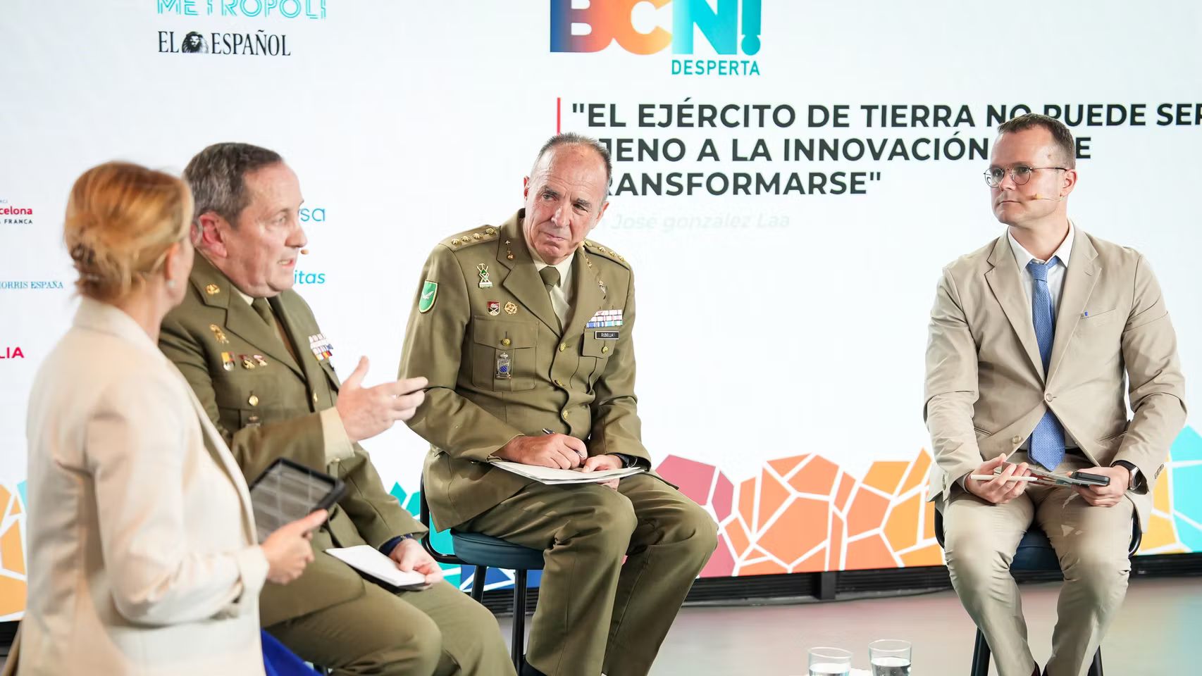 El general Juan José González Laá y el coronel Alejandro Rubiella Romañach durante las jornadas de BCN Desperta!