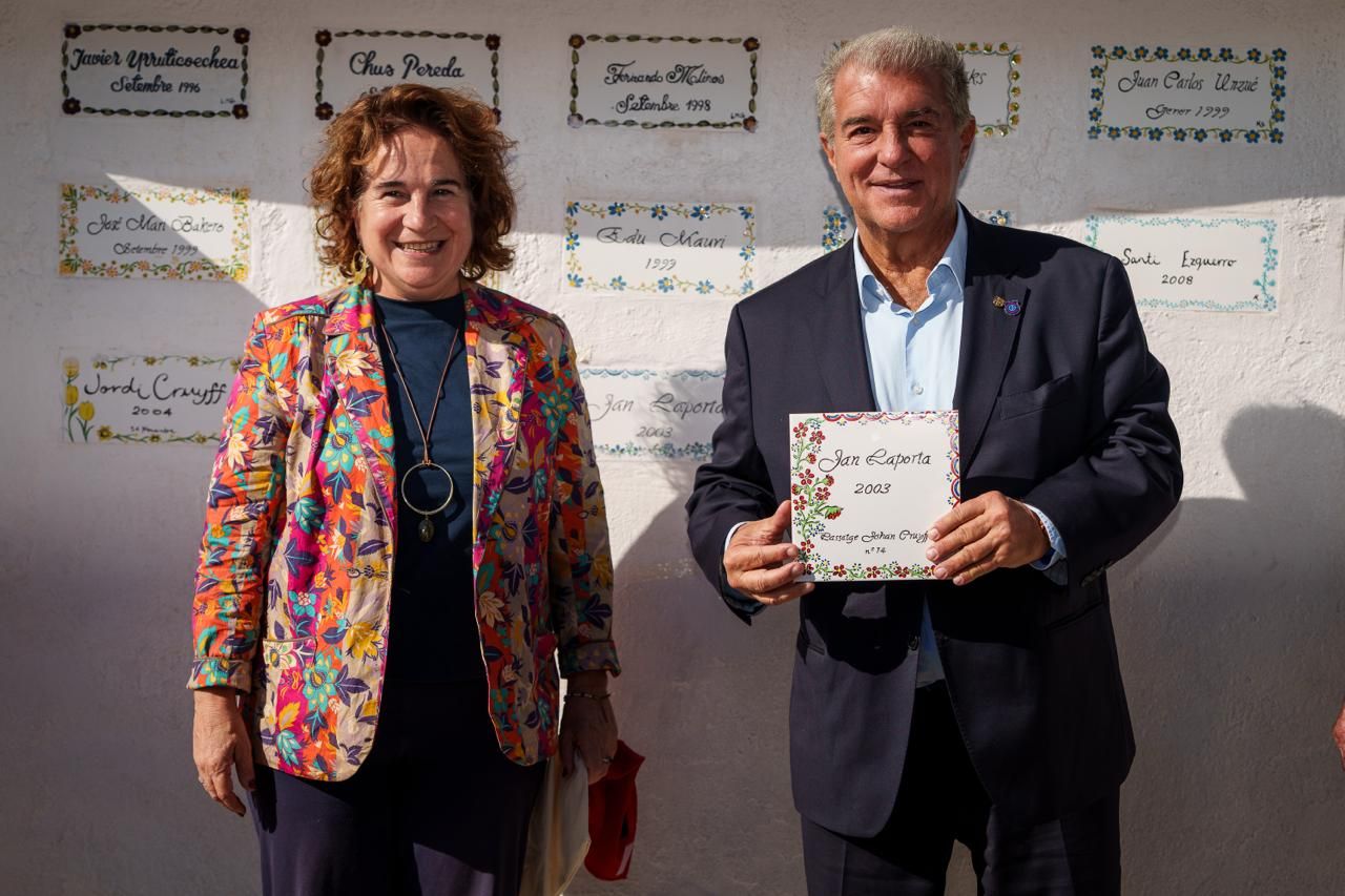Joan Laporta posa juntament amb l'alcaldessa de Sitges, Aurora Carbonell, i una placa en el seu honor