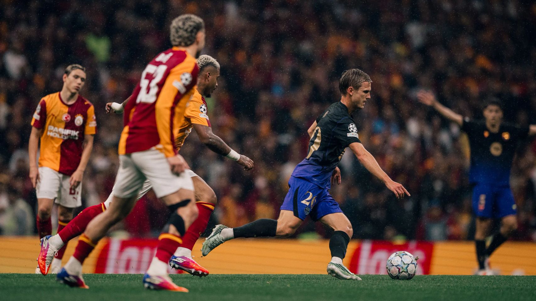 Dani Olmo, perseguido por Mario Lemina en el Galatasaray-Barça