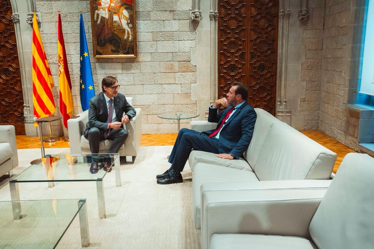 El presidente de la Generalitat de Cataluña, Salvador Illa, y el ministro de Transportes, Óscar Puente, reunidos en Barcelona