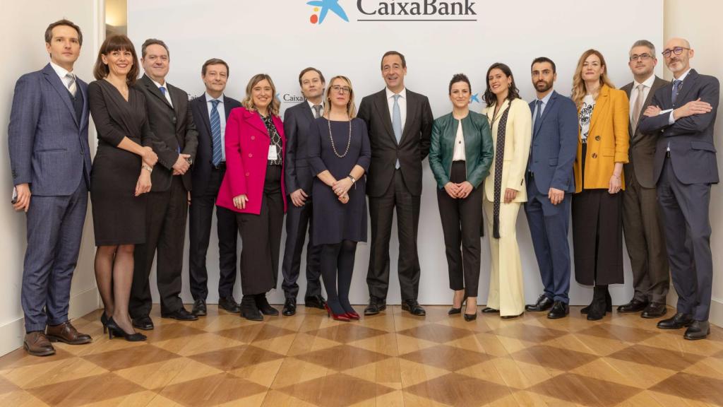 Gonzalo Gortázar, consejero delegado de CaixaBank, con el equipo de la sucursal en Milán (Italia) / CAIXABANK