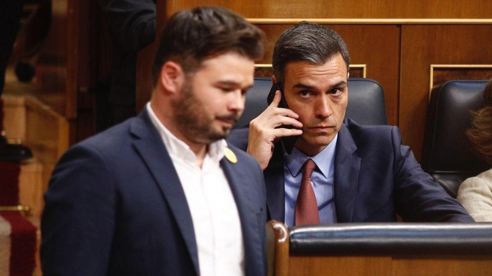 El diputado de ERC, Gabriel Rufián, pasa frente a Pedro Sánchez en el Congreso de los Diputados / EP