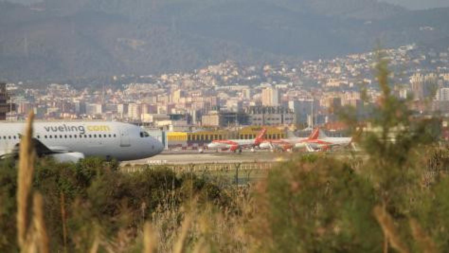 Un avión de Vueling a punto de despegar desde la tercera pista del aeropuerto Josep Tarradellas Barcelona-El Prat / CARLOS MANZANO - CG
