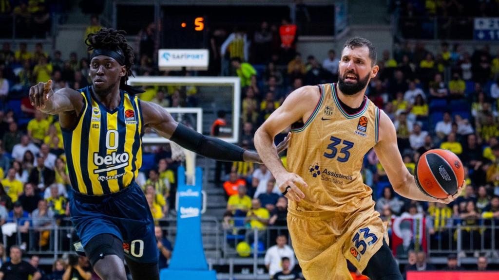 Mirotic comanda una acción del partido del Barça contra Fenerbahce