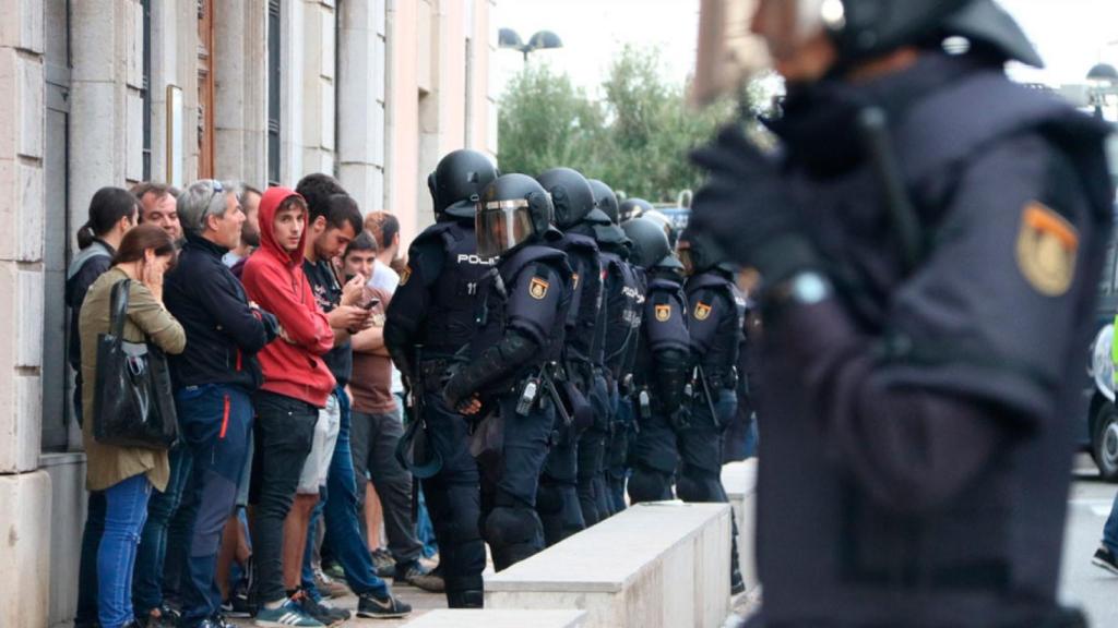 Agentes de la Policía Nacional, durante la actuación ante el referéndum ilegal del 1-O en Cataluña