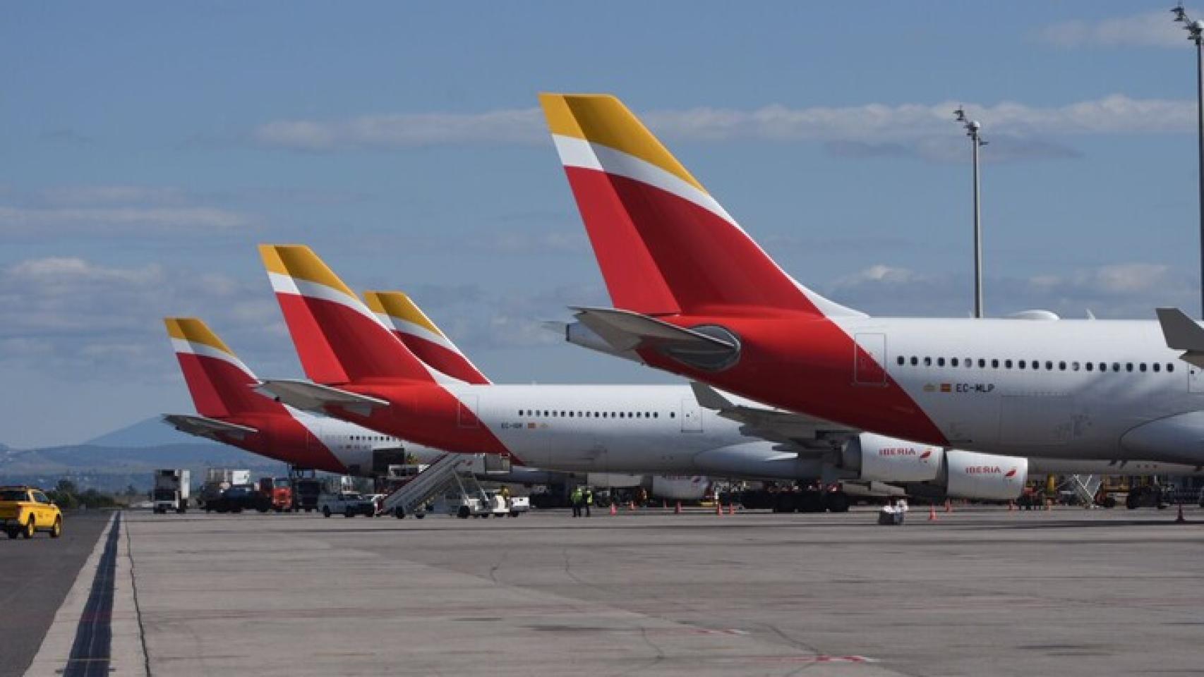 Aviones de Iberia, a la espera de despegue / IBERIA