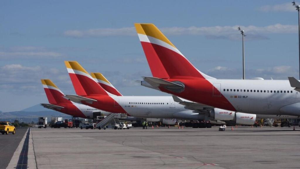 Aviones de Iberia, a la espera de despegue / IBERIA