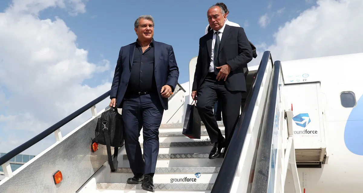 Joan Laporta, junto a Rafa Yuste, acompañando al primer equipo del Barça en un partido / FCB