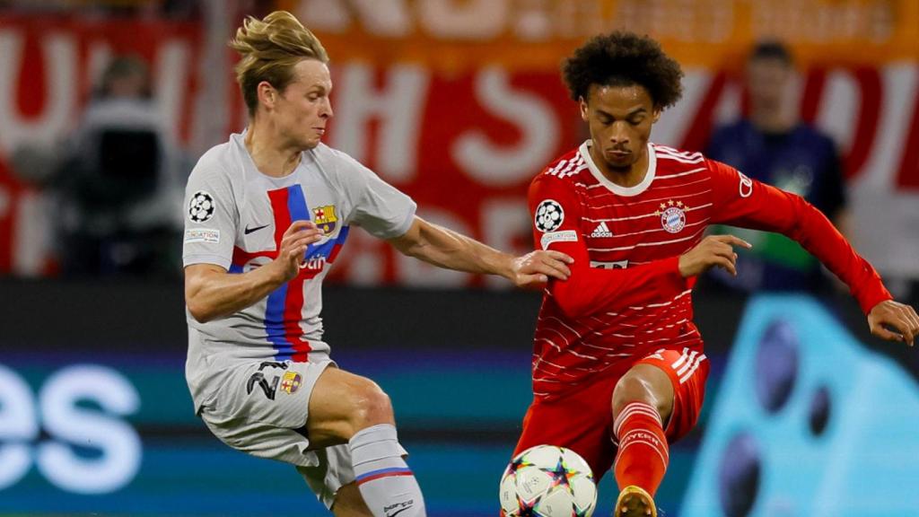 Frenkie de Jong disputa un balón con Leroy Sané durante el Bayern-Barça
