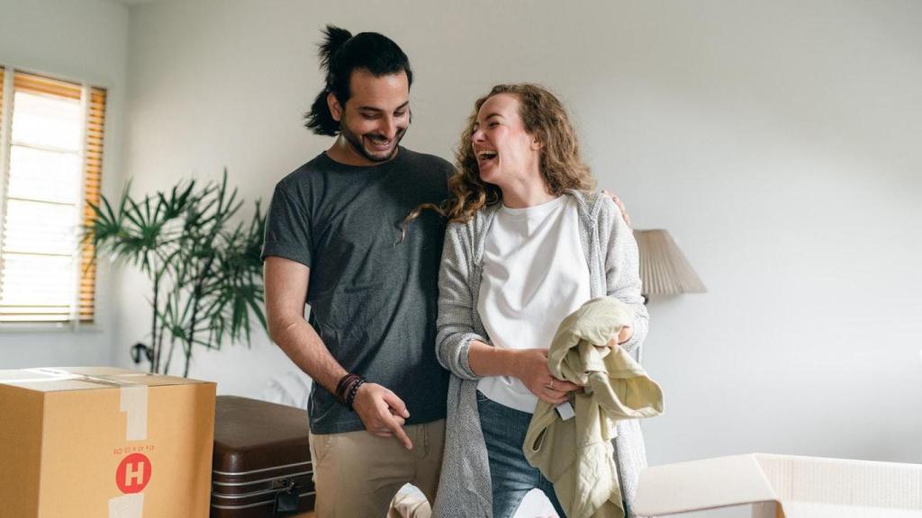 Una pareja de milenials que ha conseguido una hipoteca / PEXELS