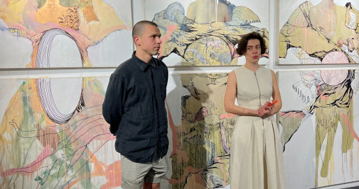 Kateryna Pidgayna en su galería de arte junto a Oleksii Shcherbak / CEDIDA