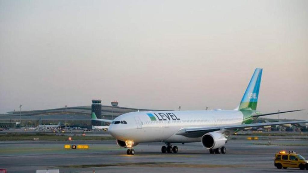 Un avión de Level en el Aeropuerto de Barcelona-El Prat / EFE