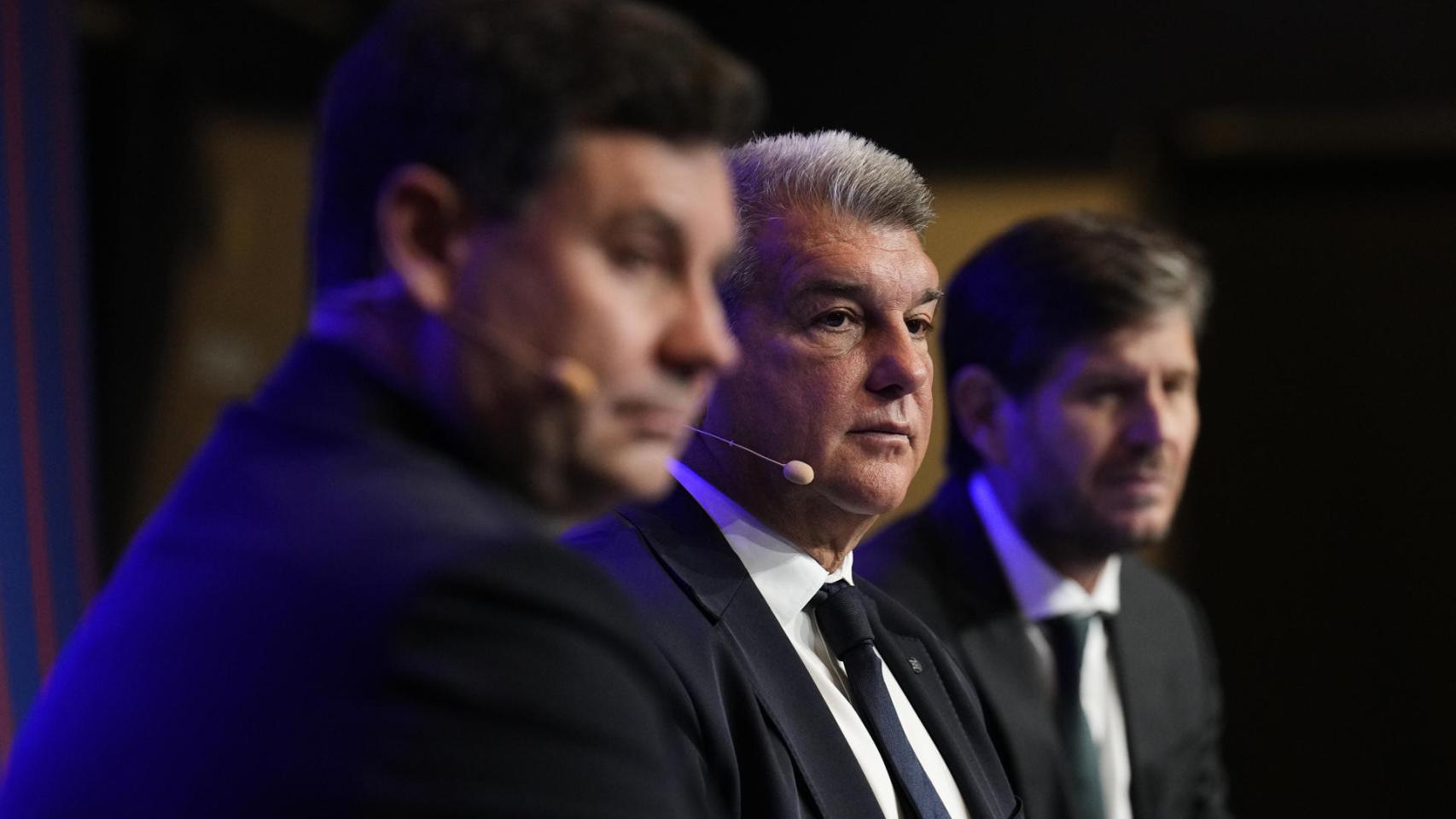Joan Laporta junto a Eduard Romeu y Mateu Alemany comparece ante los medios / EFE
