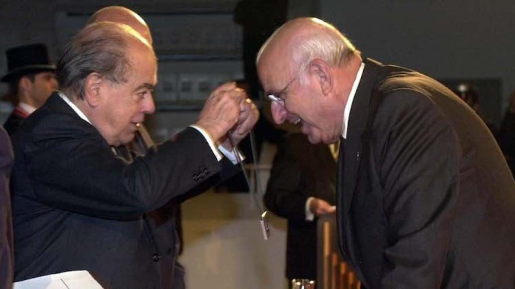 Ramón Bagó rebent la Creu de Sant Jordi de mans de Jordi Pujol