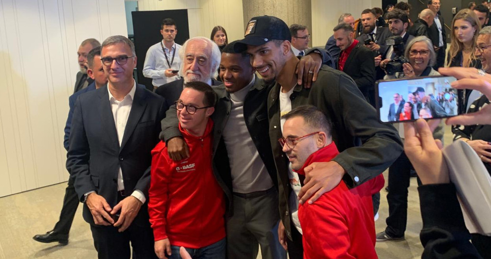 Ansu Fati y Ronald Araujo se toman fotos durante el evento de la ONG de Maldonado / VÍCTOR MALO (CULEMANÍA)