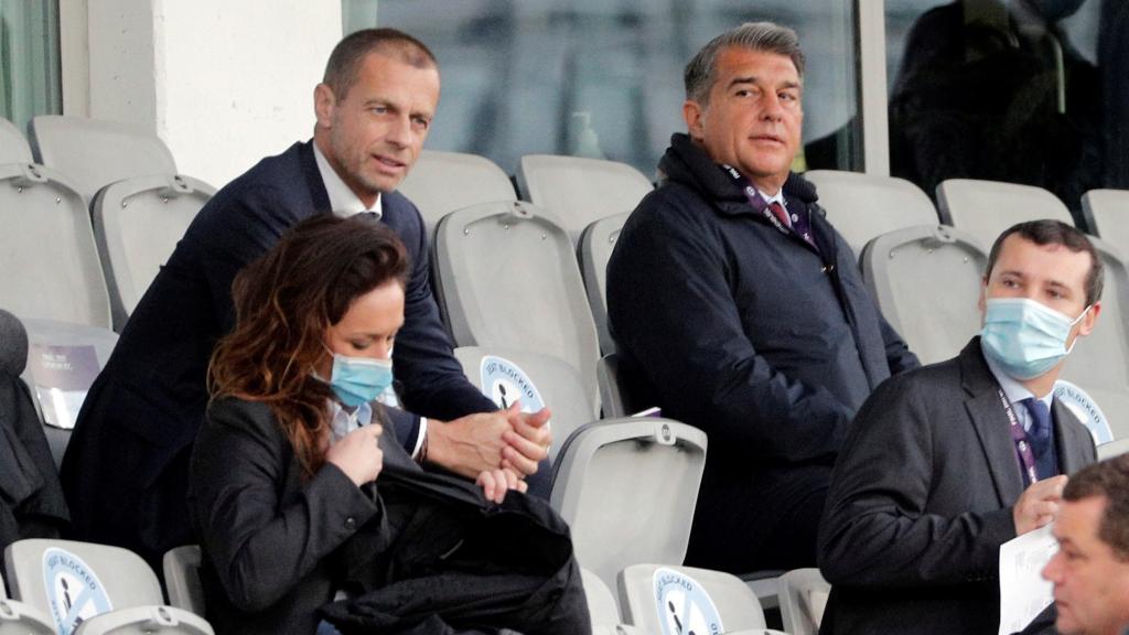 Alexander Ceferin, presidente de la UEFA, junto al presidente del Barça, Joan Laporta, en una imagen de archivo / EFE