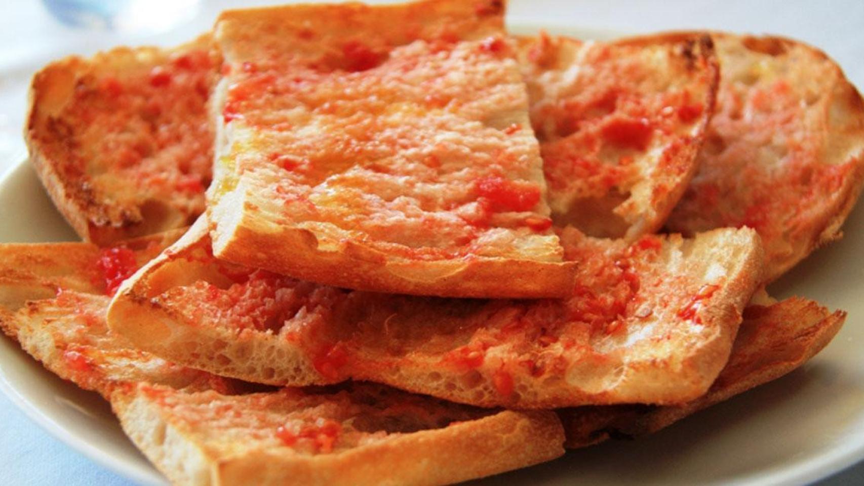 Pa amb tomàquet, uno de los platos típicos de la gastronomía catalana / JAVIER LASTRAS - WIKIMEDIA COMMONS
