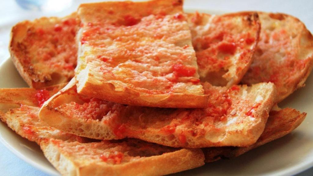 Pa amb tomàquet, uno de los platos típicos de la gastronomía catalana / JAVIER LASTRAS - WIKIMEDIA COMMONS